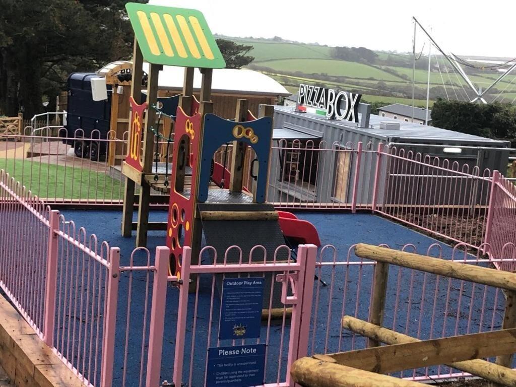 Exclusive 3 Bedroom Caravan, Sleeps 8 People At Parkdean Newquay Holiday Park, Cornwall, Uk Εξωτερικό φωτογραφία